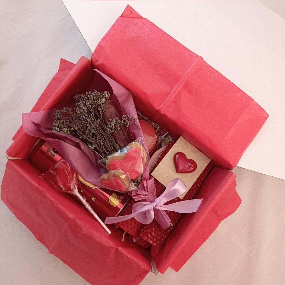 Тематический подарочный набор Love is: букет, мыло, брошь, лимонад и свечи