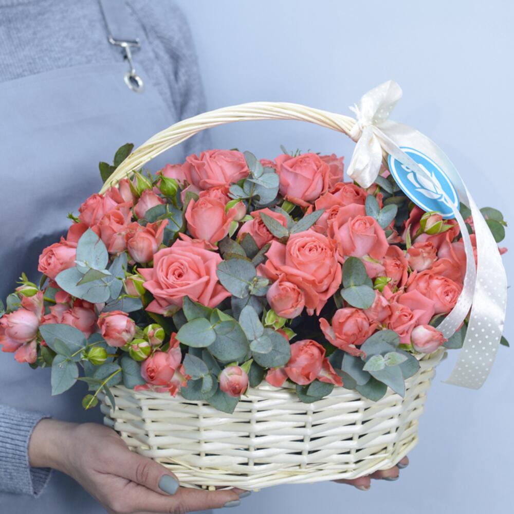 Корзина с кустовыми розами SARA