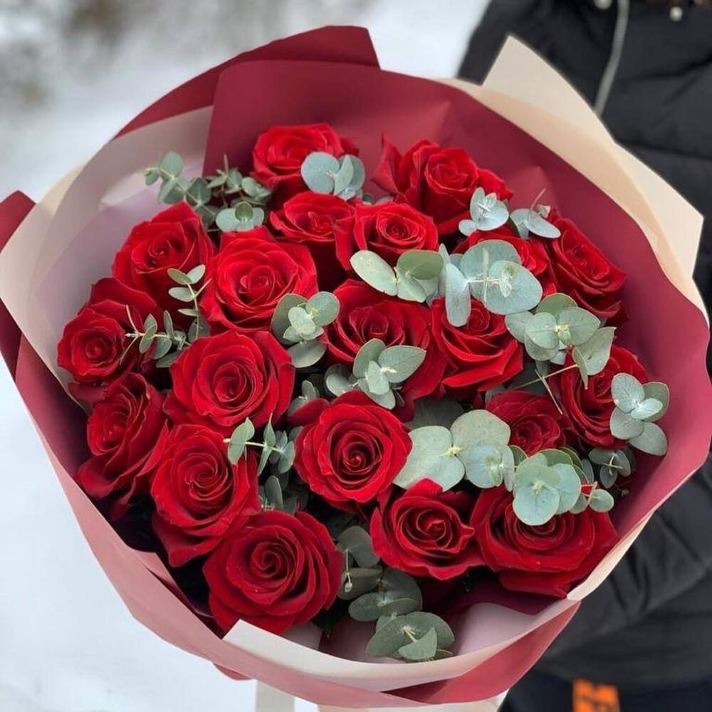 21 роза с эвкалиптом